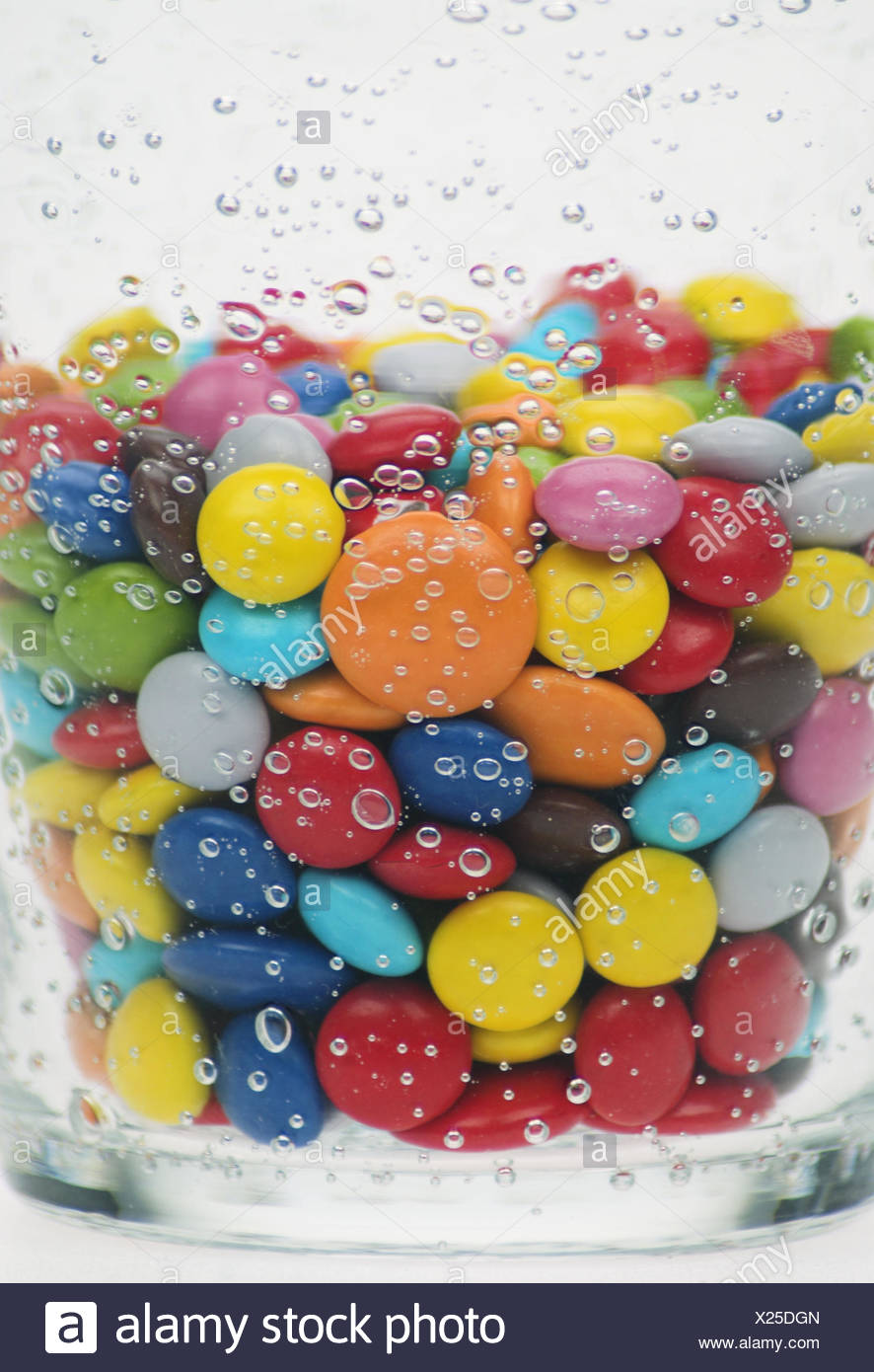 Vetro Con Chicchi Di Cioccolato Dettaglio Vetro Vaso Luminosamente Dolcezza Lenticchie Dolci Bolle Di Aria Bolle Intorno Dieta Calorie Concezione Dettaglio Closeup Candy Dolcemente Nibble Contenenti Zucchero Glassa Colorfully Molti