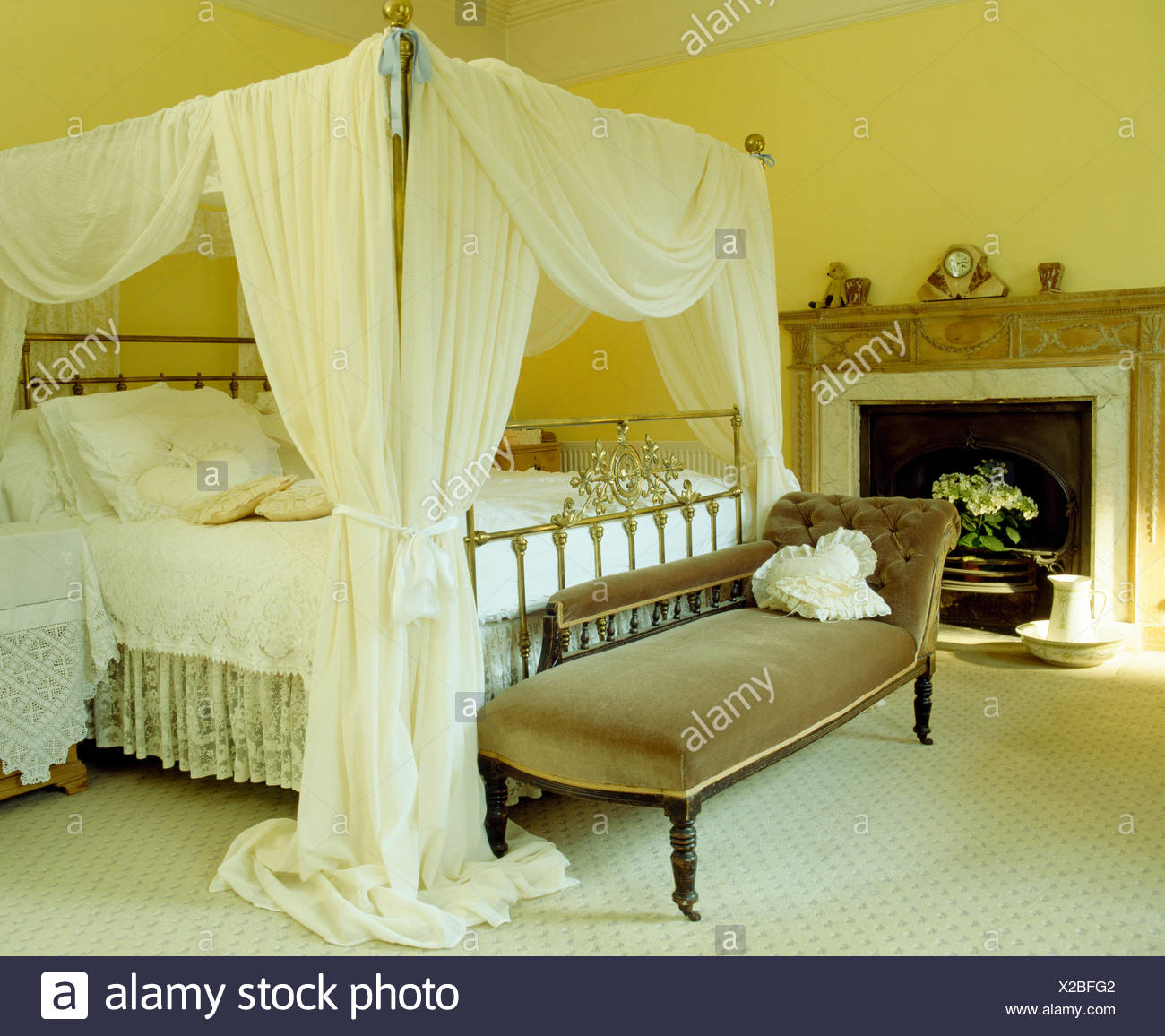 Voile Bianco Drappeggi Su Fourposter Letto In Camera Da