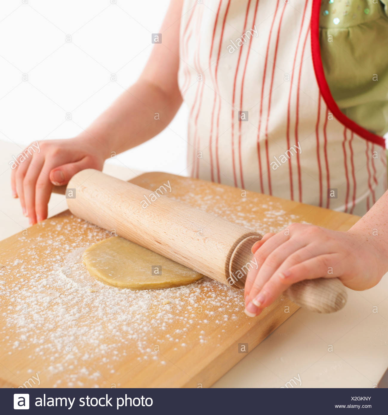 Stendere La Pasta Frolla Impasto Su Infarinati Tagliere Foto Stock Alamy