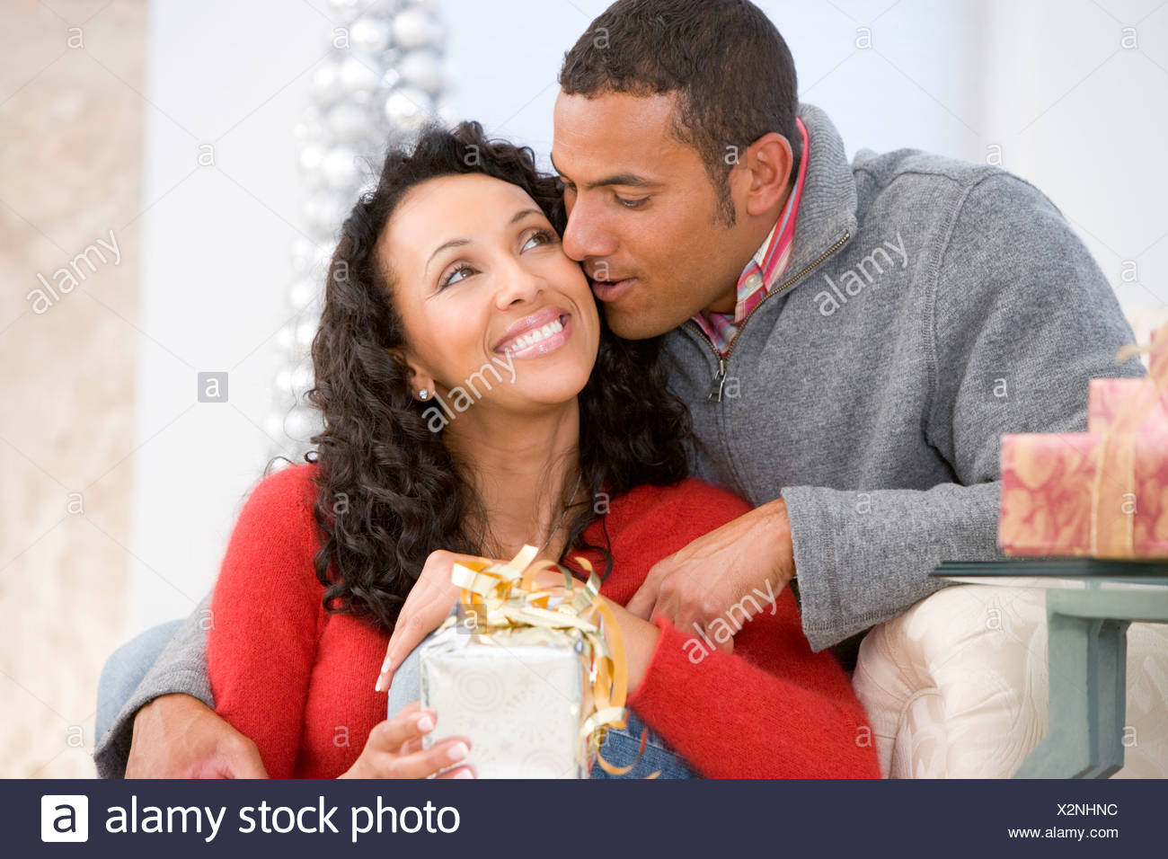 Regali Di Natale Marito.Il Marito E La Moglie Affettuosamente Lo Scambio Di Regali Di Natale Foto Stock Alamy