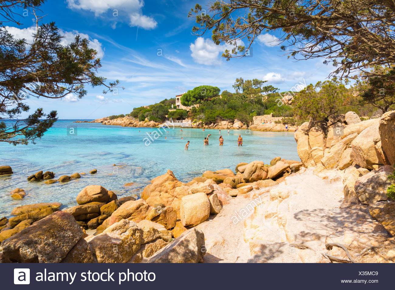 Rocce Alberi E Cristallo Acqua Turchese In Spiaggia Di