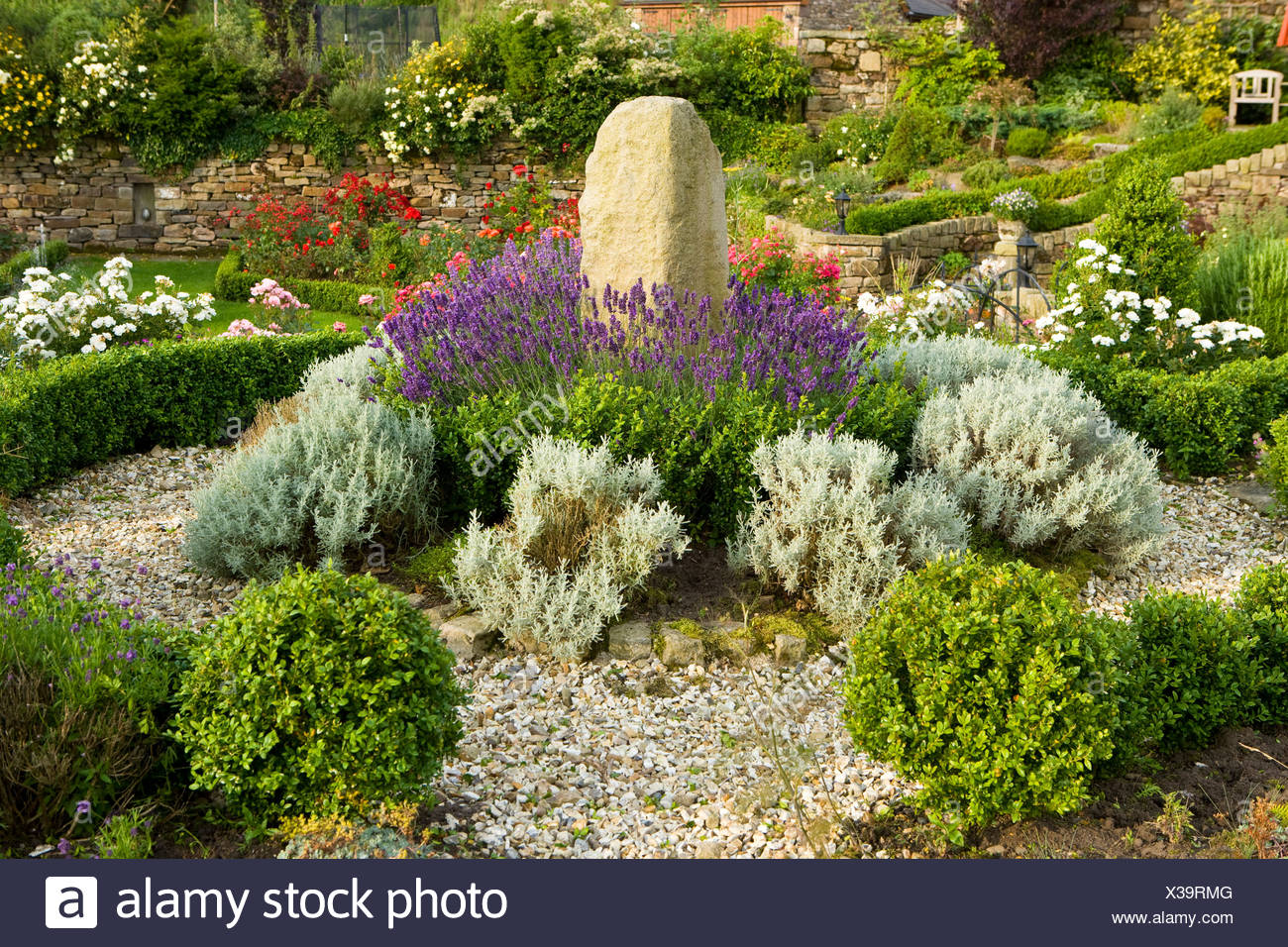 In piedi il giardino di pietra con funzionalità estesa piantagione ... Giardino di pietra