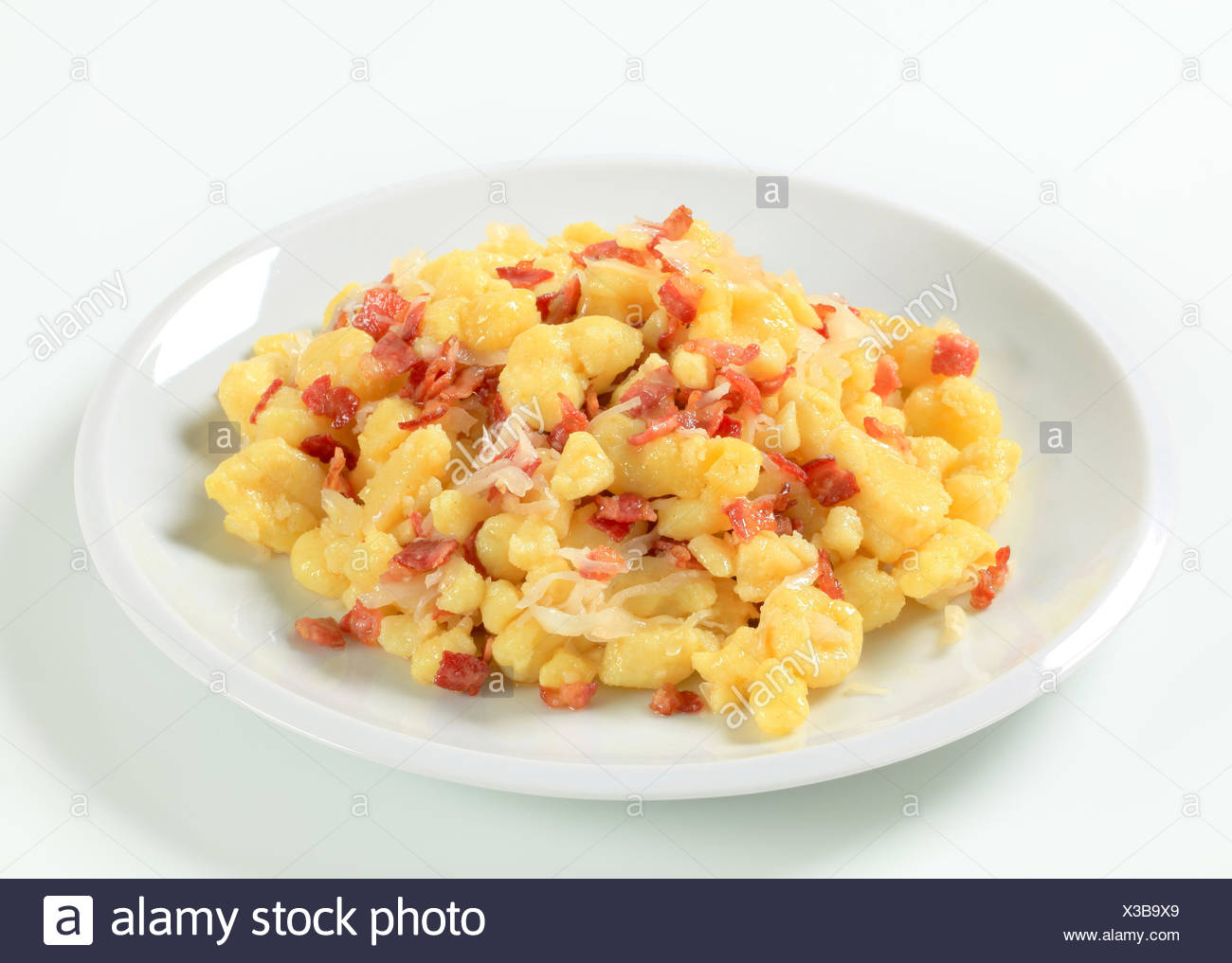 Piccoli Gnocchetti Di Patate Con Pancetta E Cavolo Bianco Foto Stock Alamy