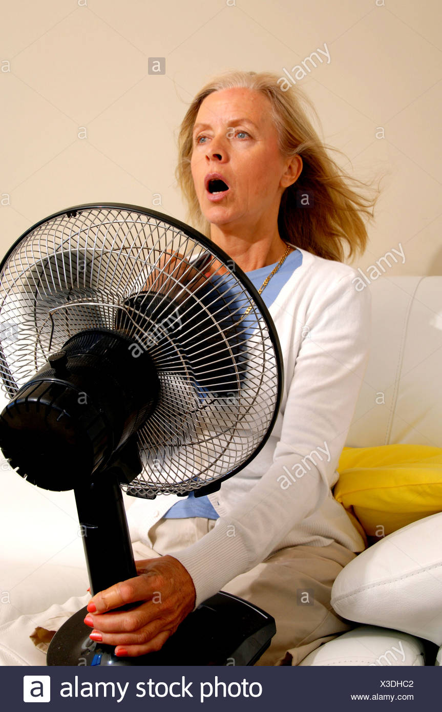 Donna medioevo vecchia persona menopausa ebullitions calore climaterica età matura la refrigerazione ventola di ventilazione hot summ Donna medioevo vecchia persona menopausa ebullitions calore ...