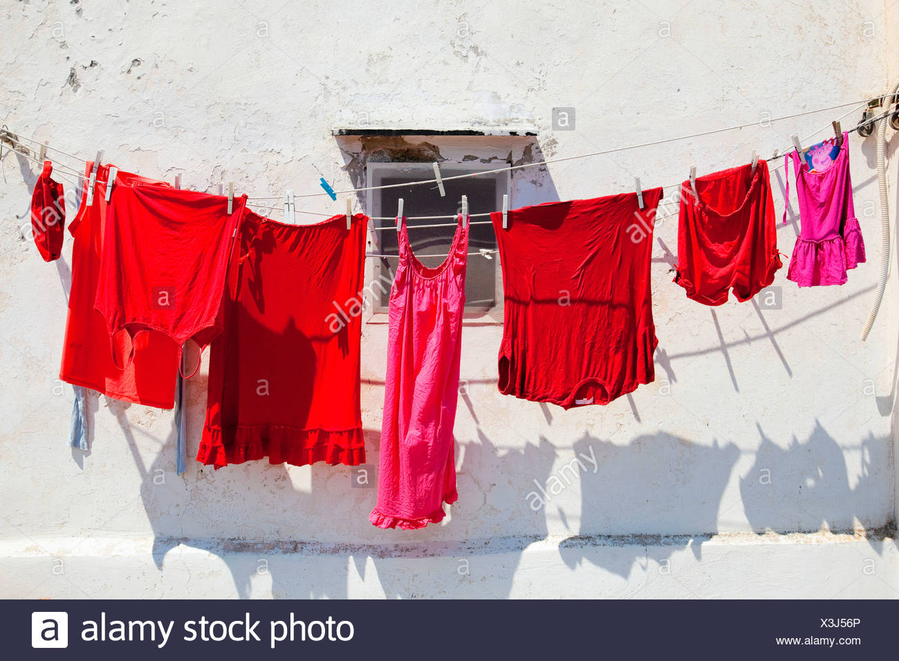 Pulire brillante clip per abiti abiti abiti di linea pin cavo abbigliamento giorno di asciugatura a secco appendere appeso faccende di casa Italia linea bucato, Foto Stock