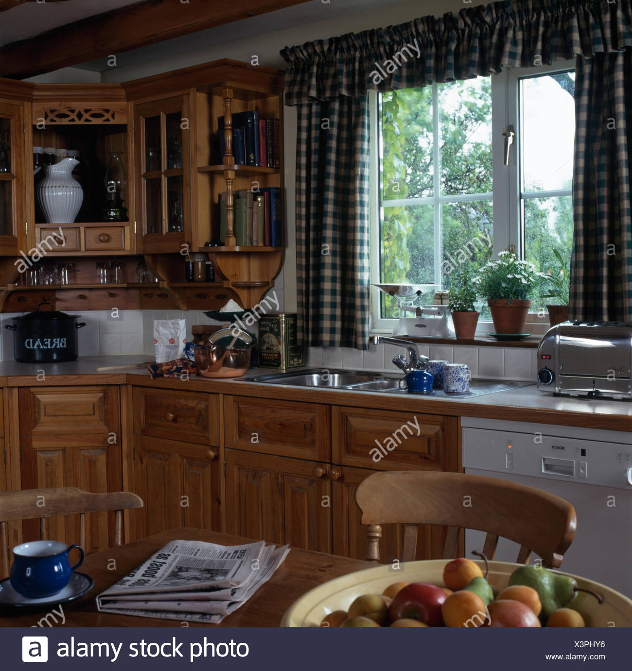 Finestra Sopra Il Lavello Della Cucina.Controllare Blu Tende Sulla Finestra Sopra Il Lavabo E Dotato Di Lavastoviglie In Un Cottage Cucina Con Pino Unita Montata Foto Stock Alamy