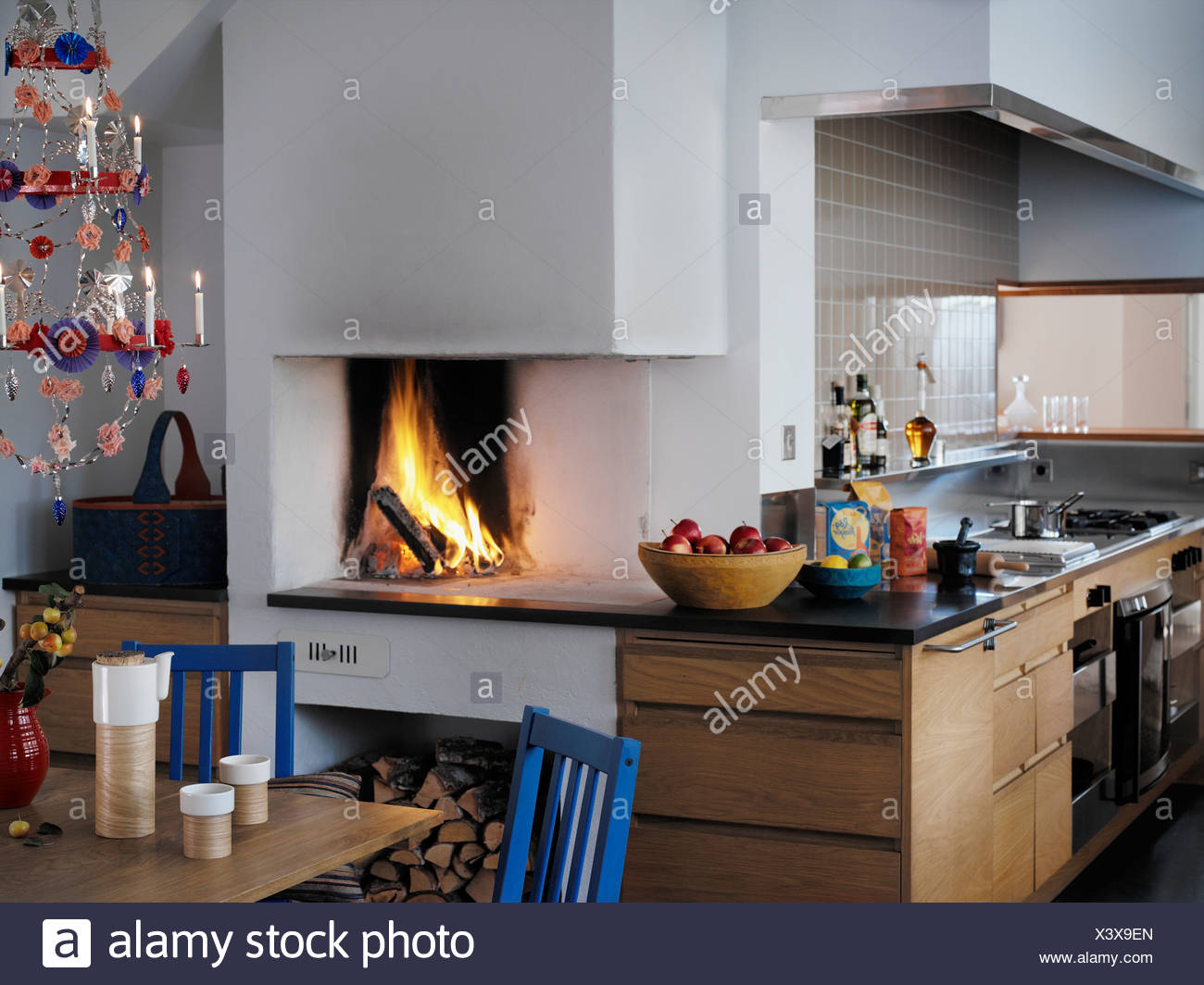 Cucina con camino foto & immagine stock: 277788077 alamy Cucina con camino