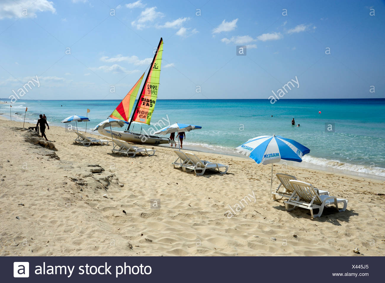 Barca A Vela Ombrelloni Sulla Spiaggia Di Santa Maria Del