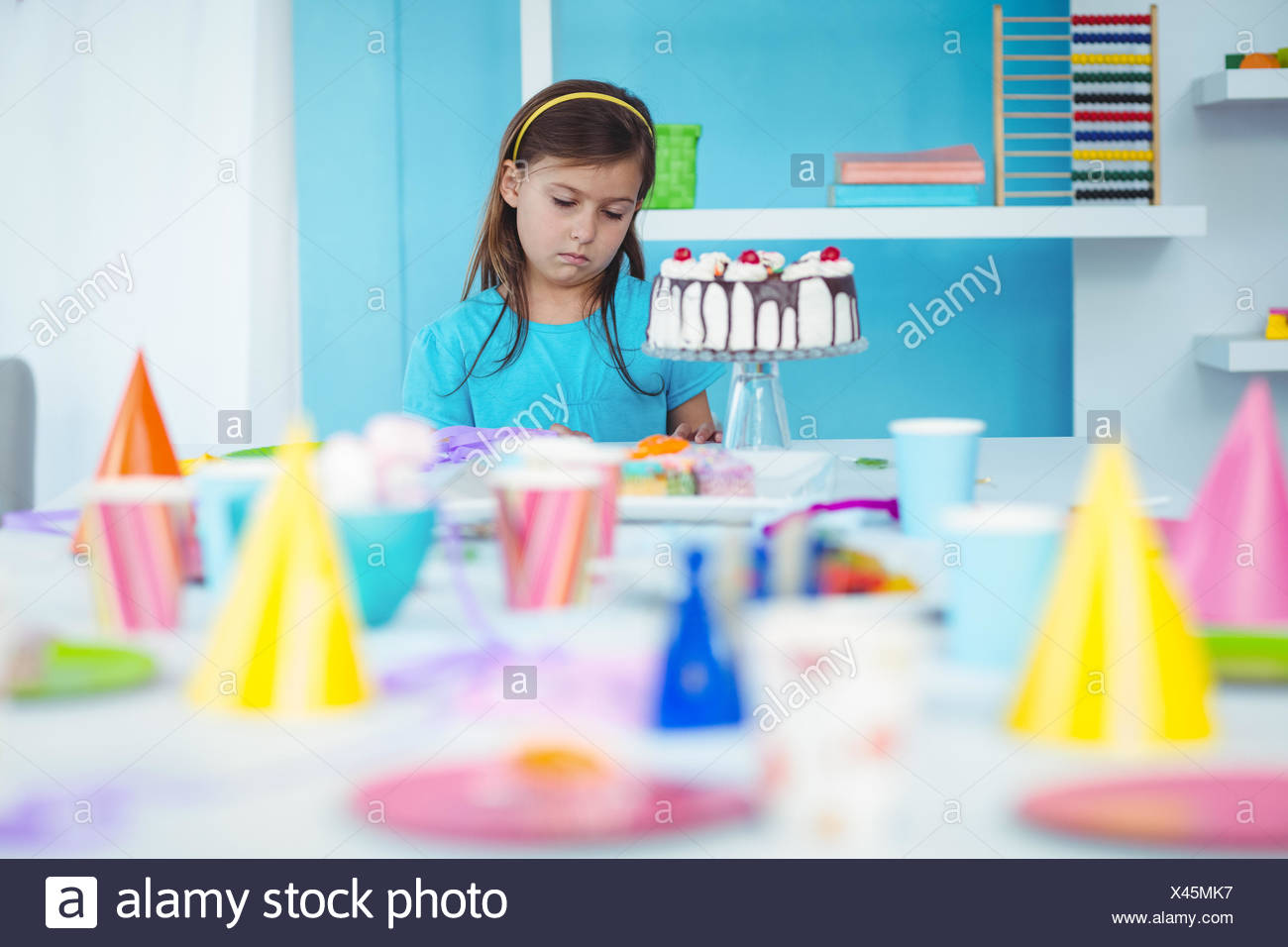 Triste Kid Da Solo Presso La Sua Festa Di Compleanno Foto Stock Alamy