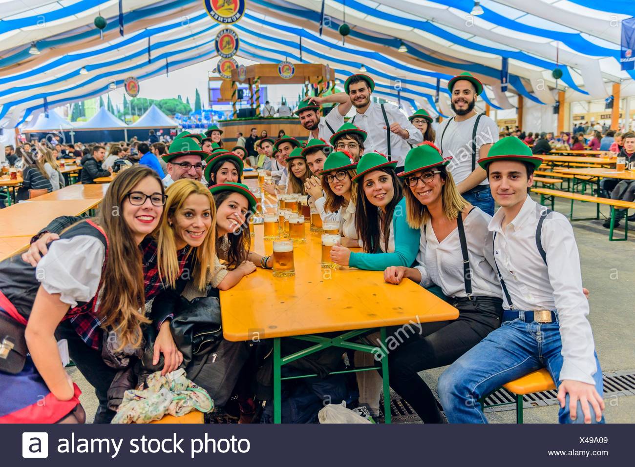 Gruppo di amici vestire i tipici vestiti bavaresi. Oktoberfest 2016  (Barcellona, Spagna Foto stock - Alamy