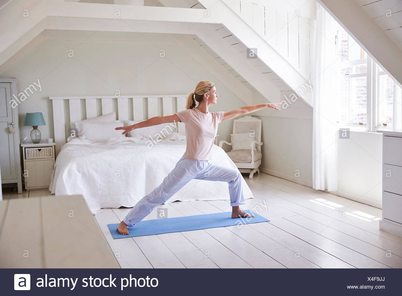 La Donna A Casa La Mattina Partenza Con Esercizi Di Yoga In Camera Da Letto Foto Stock Alamy
