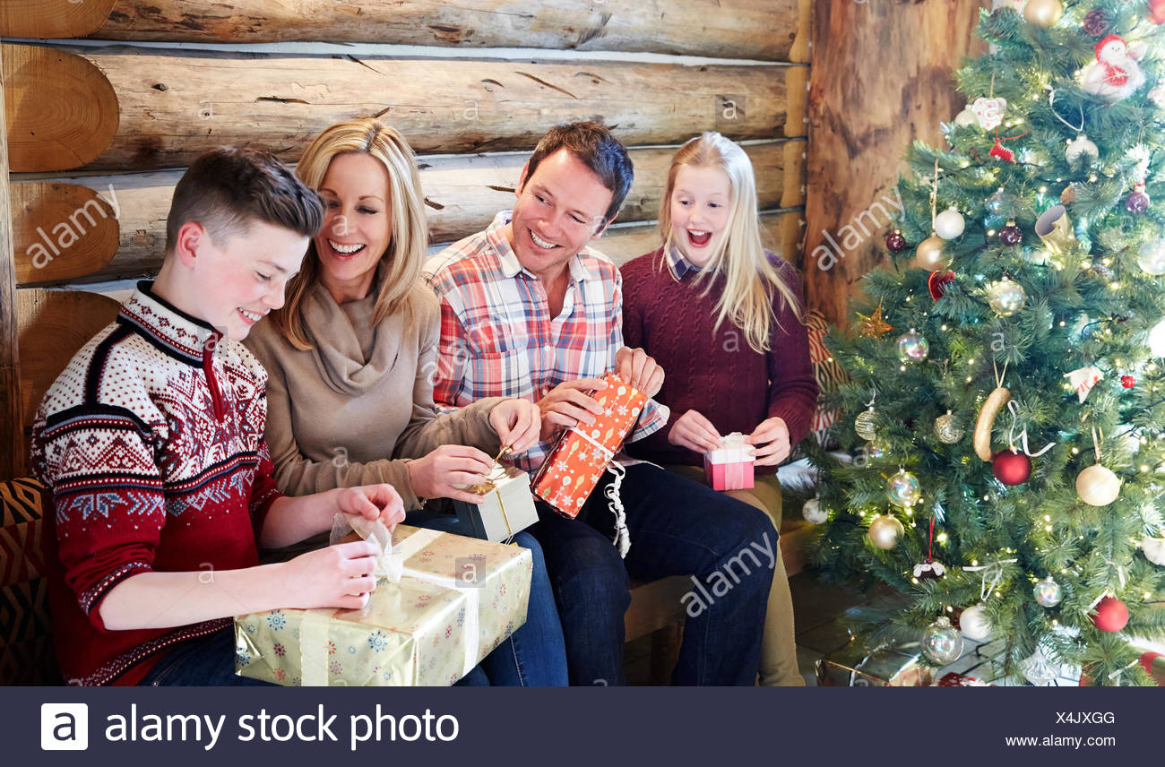 Apertura Regali Di Natale.Apertura Della Famiglia Dei Regali Per Natale Foto Stock Alamy