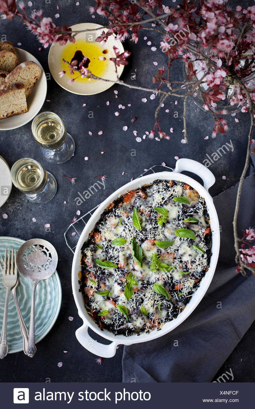 Il Riso Nero Melanzane Alla Parmigiana Sreved Con Vino Bianco E Pane Fotografato Su Un Nero Greay Sfondo Foto Stock Alamy