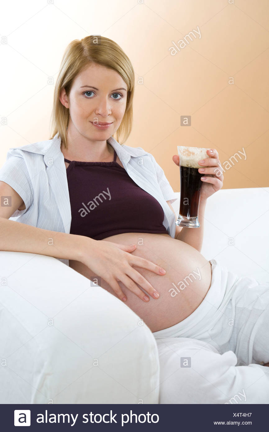 Donna Incinta Di Bere La Birra Analcolica Foto Stock Alamy