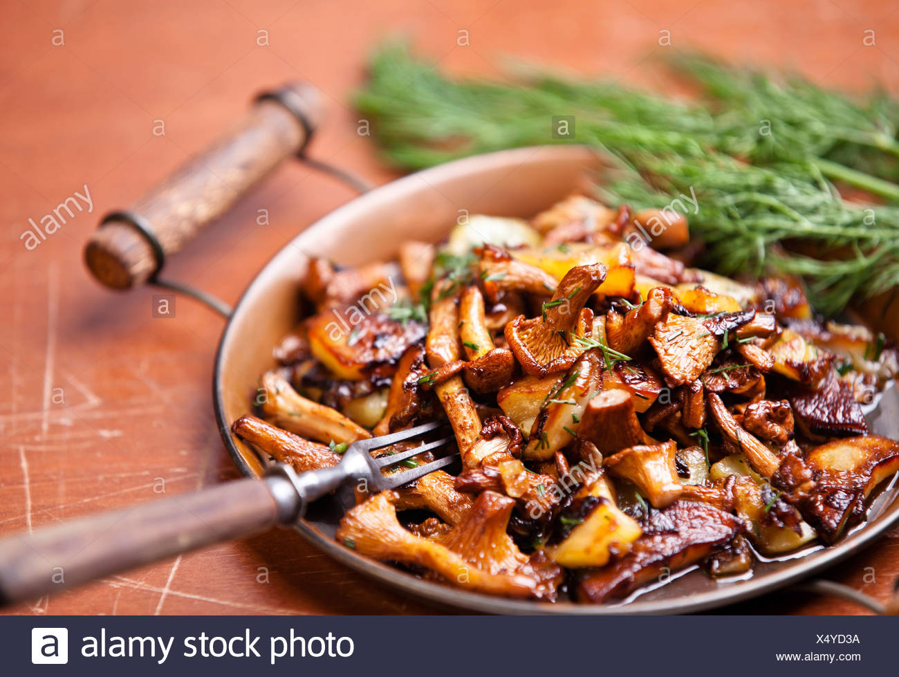 Finferli Fritto Con Patate E Cipolla In Padella Batch Sul Tavolo Foto Stock Alamy