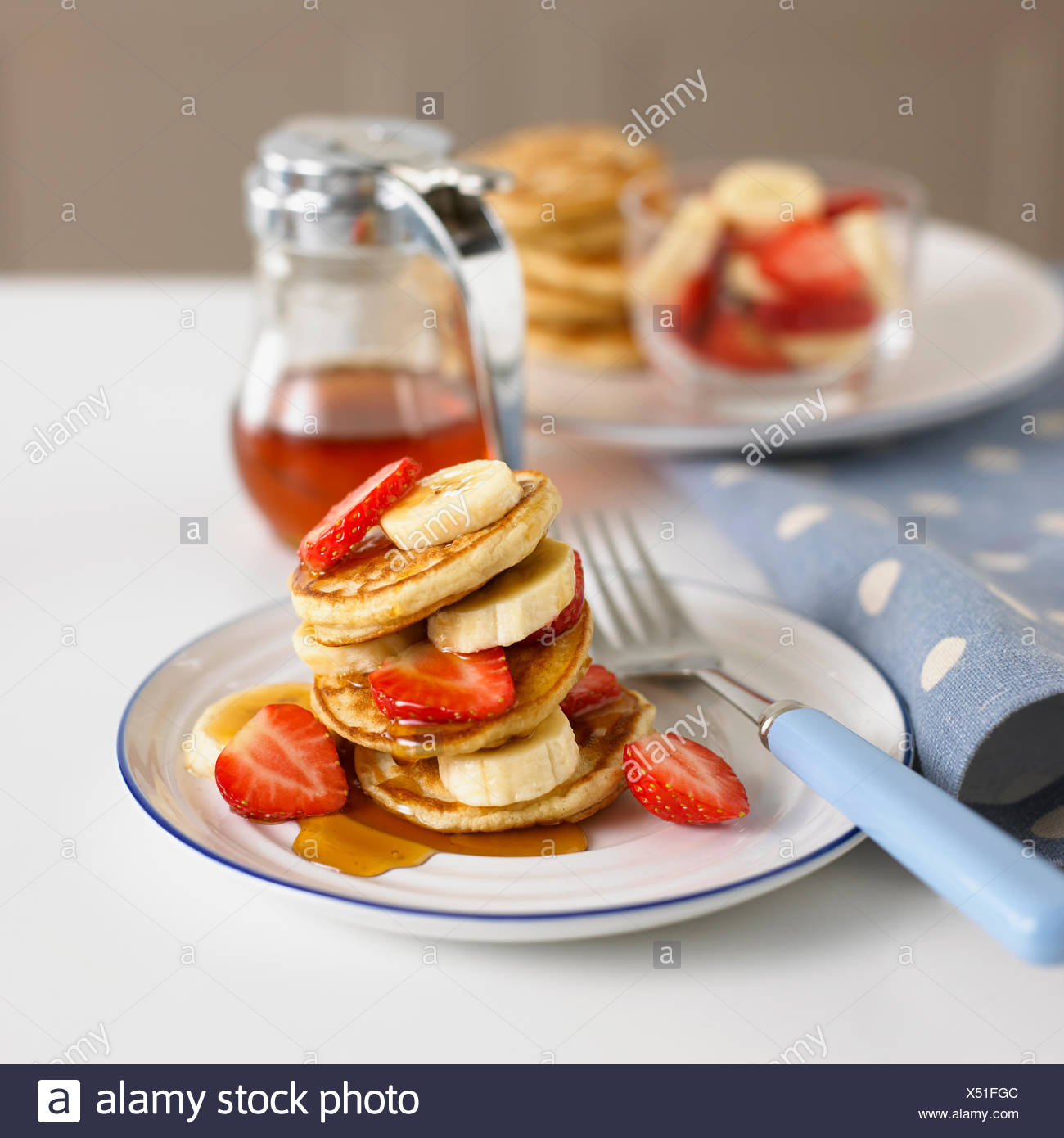 Un piatto di frutta e pancake Foto Stock