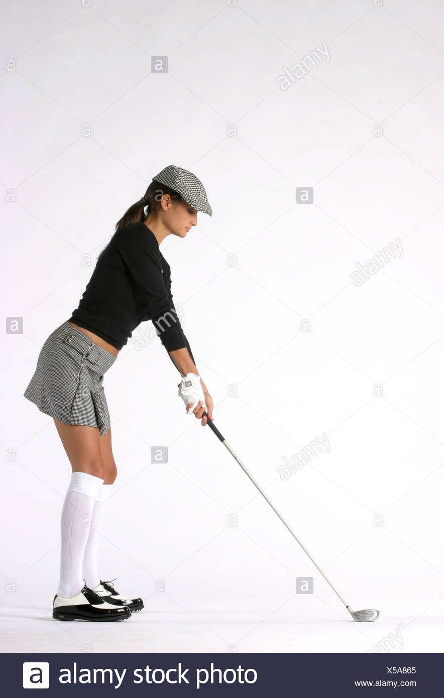 La ragazza di funky ALLA MODA ABBIGLIAMENTO GOLF GIOCARE A GOLF Foto stock  - Alamy