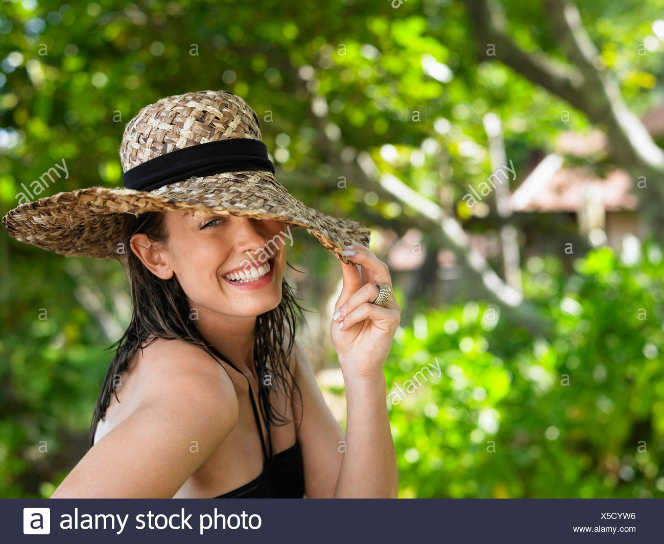 Giovane donna con cappello per il sole Foto Stock