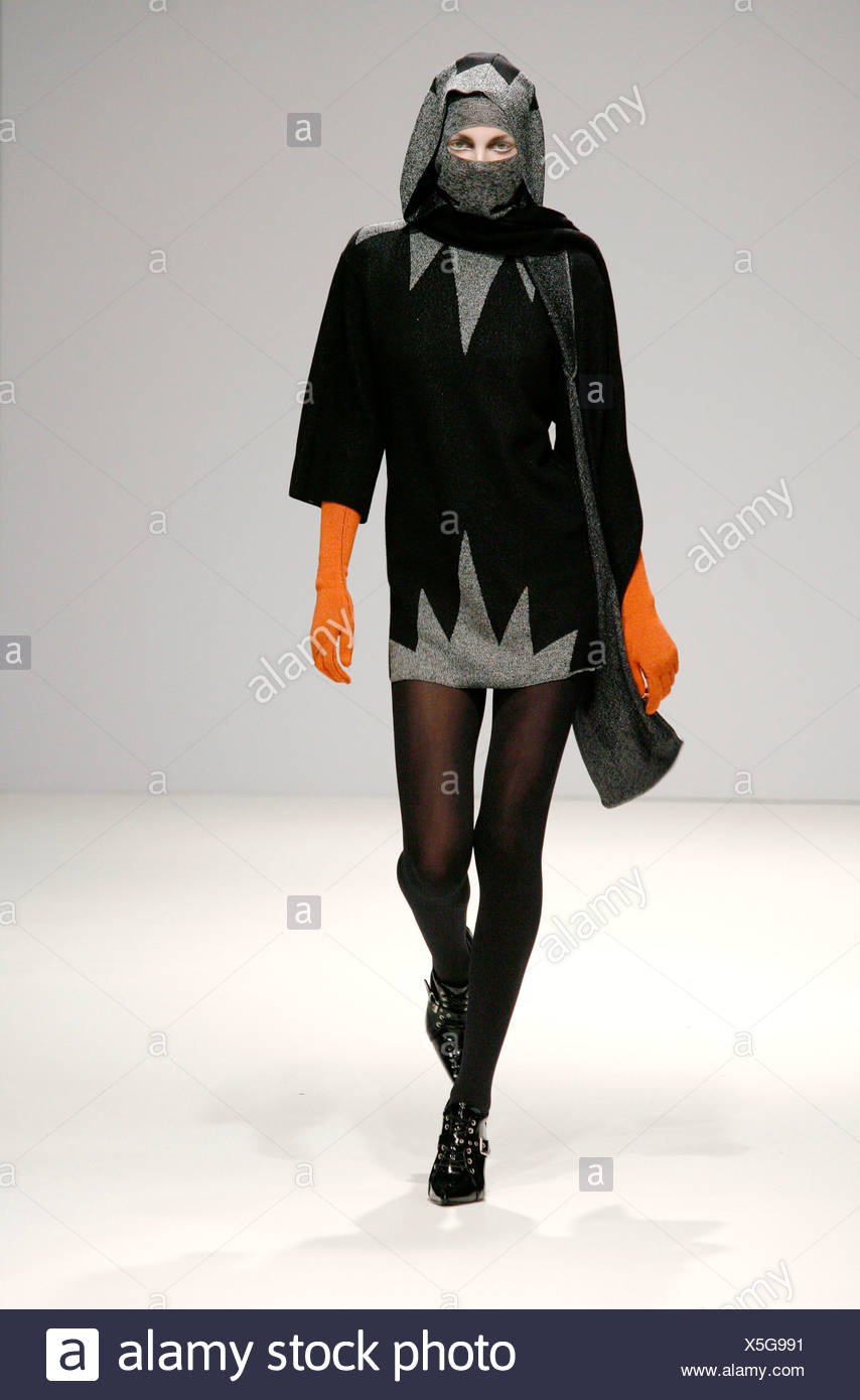 Fashion East London pronto a indossare in autunno e inverno modello  indossando passamontagna grigio grigio e indietro minidress incappucciato,  nero opaco Foto stock - Alamy