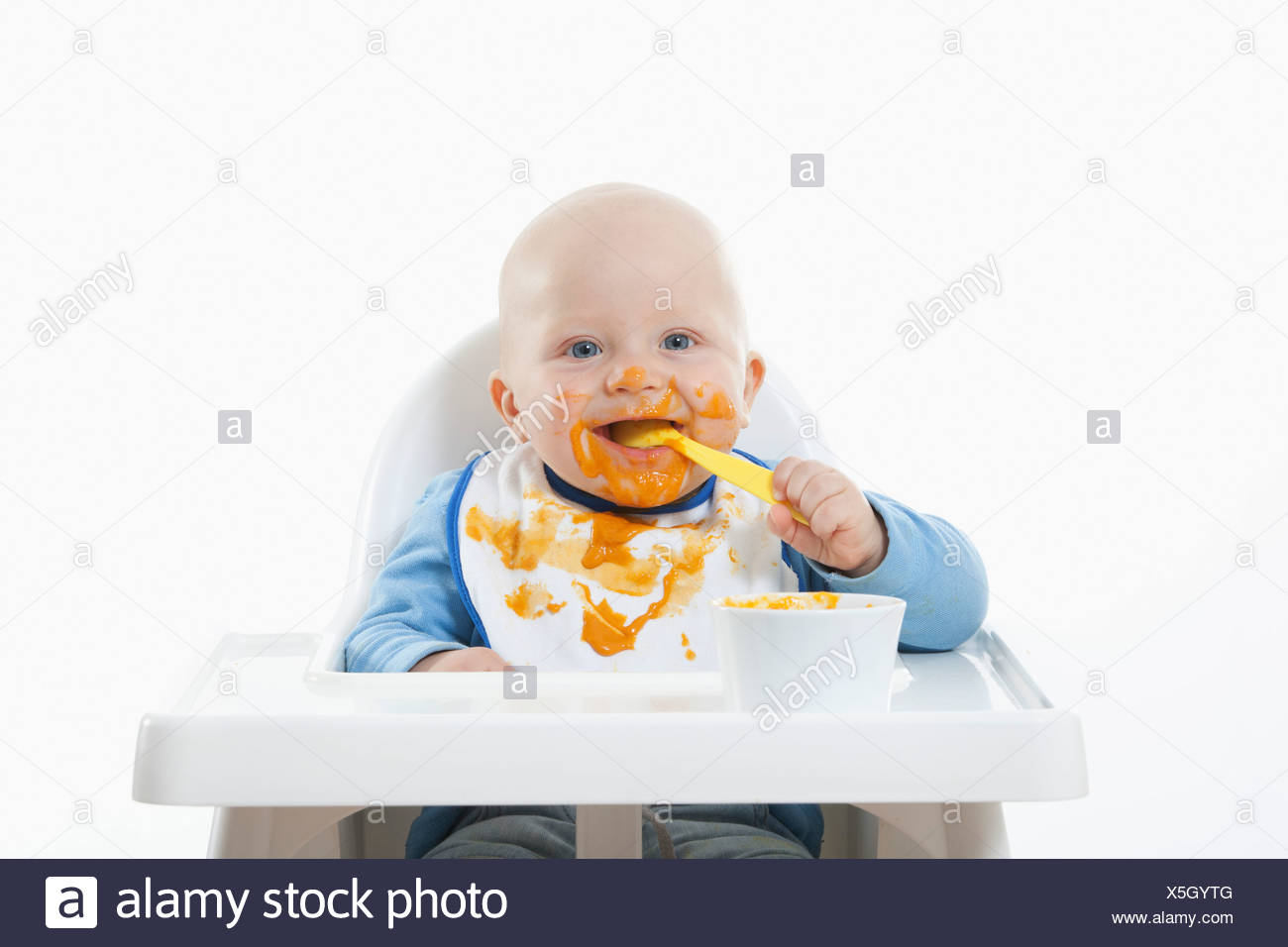 Baby Boy 6 11 Mesi Mangiare Cibo Per Bambini Con Baby Cucchiaio Foto Stock Alamy