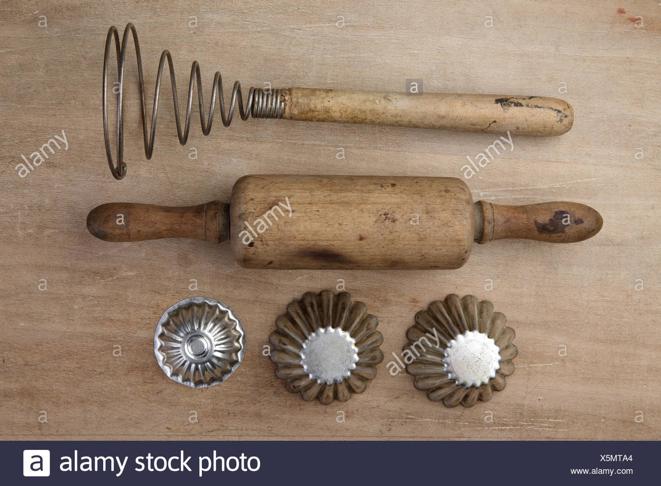 Vecchi utensili da cucina Foto & Immagine Stock: 278897308 - Alamy Vecchi utensili da cucina Foto & Immagine Stock: 278897308 - Alamy