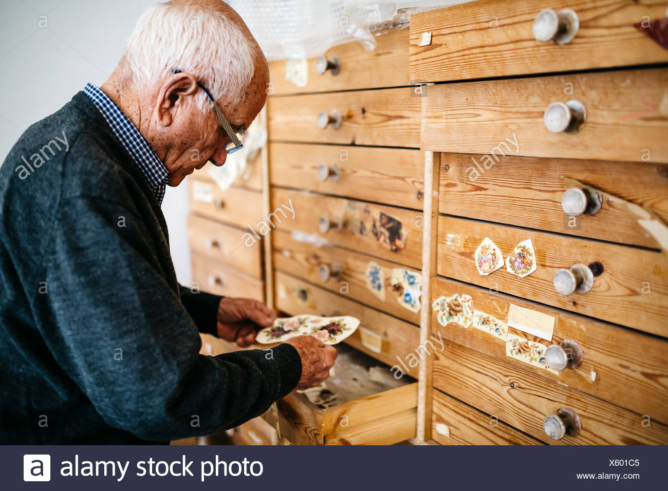 Senior L Uomo Cerca Di Decalcomanie Per Ceramica Foto Stock Alamy