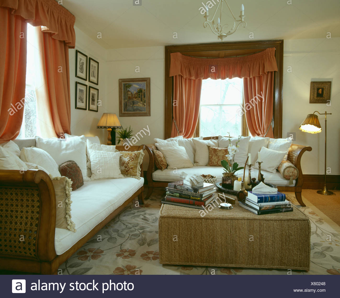 Cuscini Bianchi In Stile Francese E Divani In Soggiorno Con Sgabello Su Misura E Tendaggi Di Pesche Foto Stock Alamy