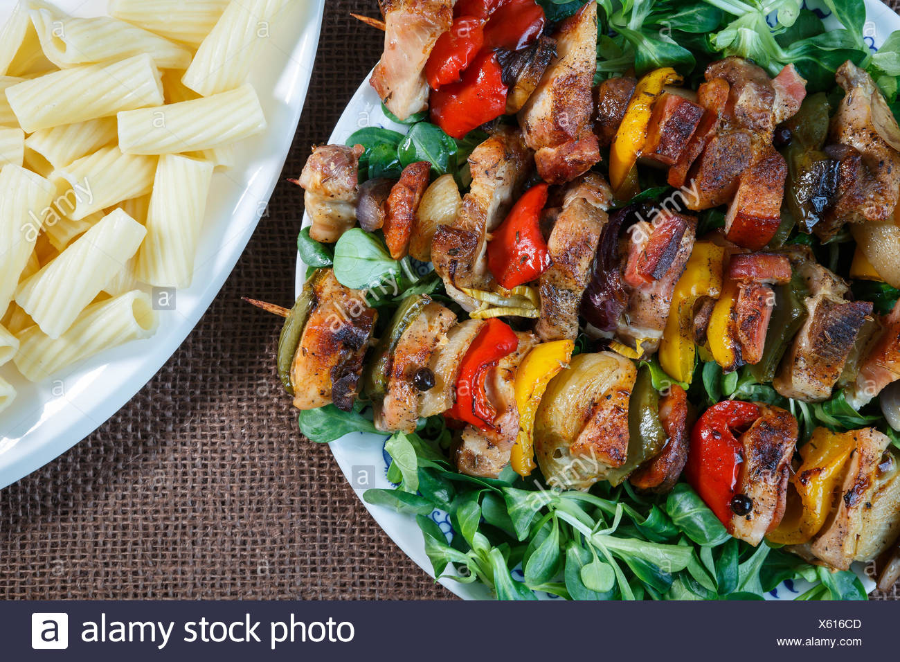 Grigliate Gli Spiedini Di Carne Carne Di Maiale Alla Griglia Kebab Con Rosso E Giallo Pepe Su Una Piastra Con Verdure Foto Stock Alamy