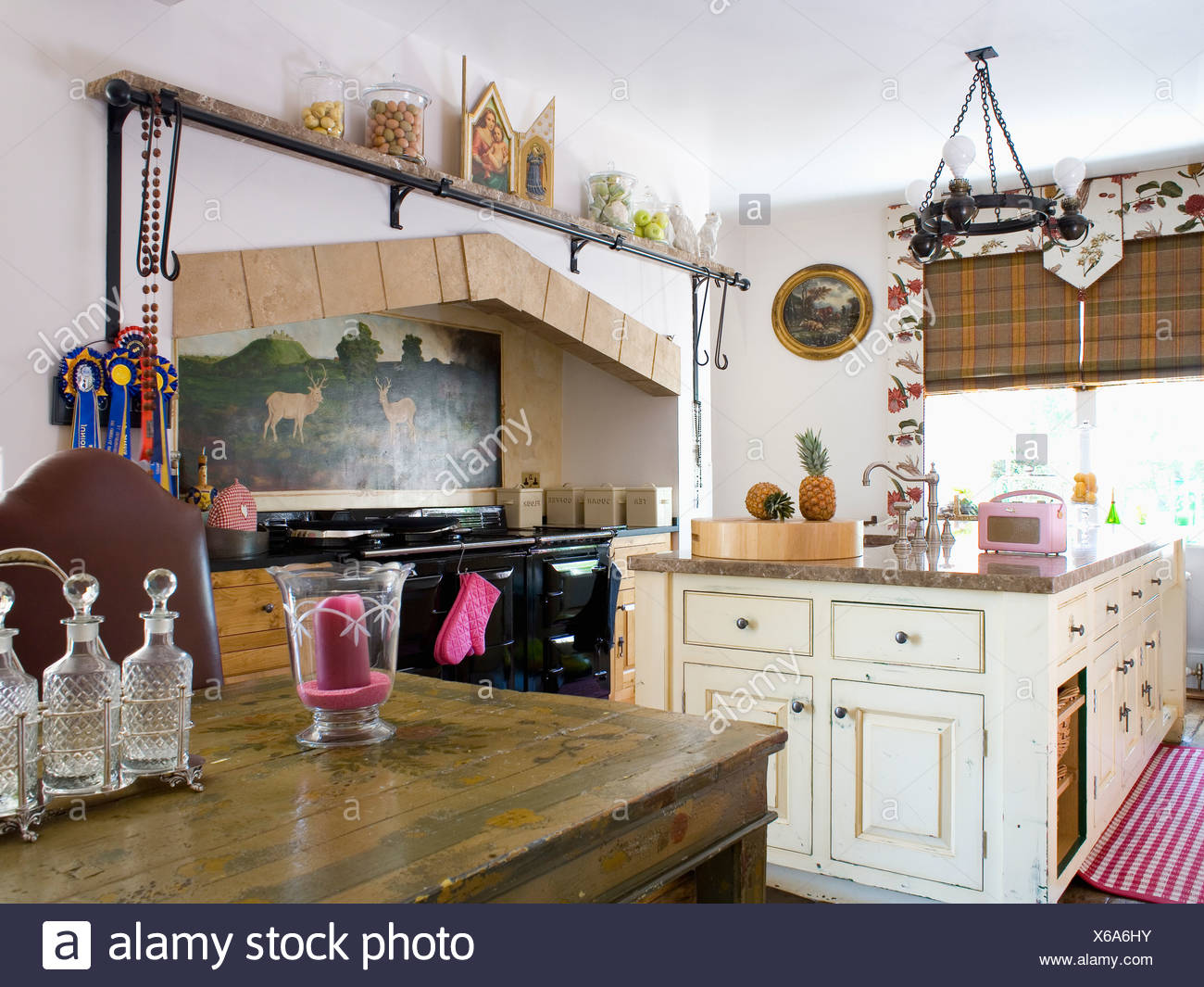 Paese di tradizionale cucina con isola di crema unità e tavolo in ... Paese di tradizionale cucina con isola di crema unità e tavolo in ...