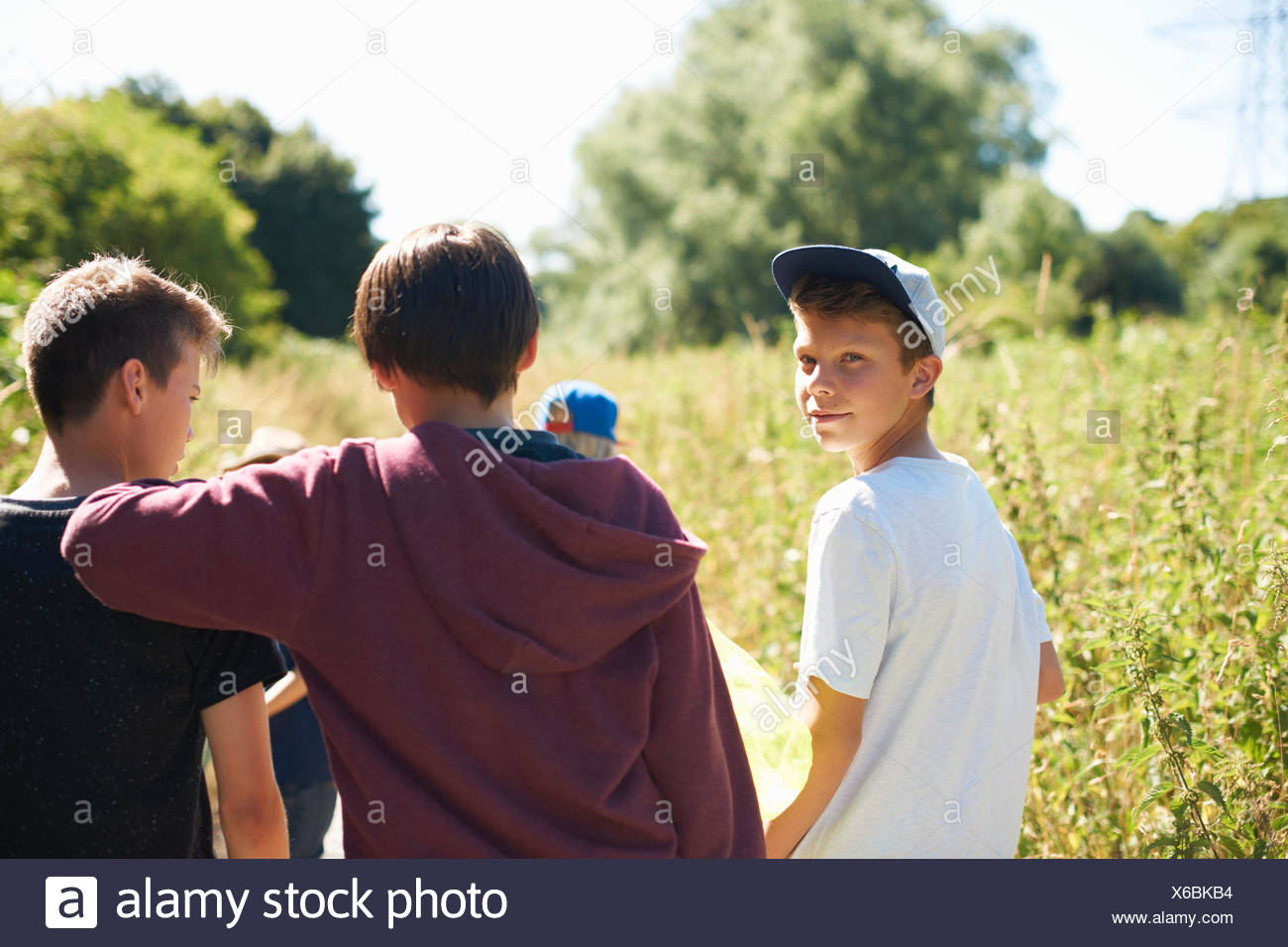 Ritratto di ragazzo che indossa il cappuccio con gli amici Foto Stock