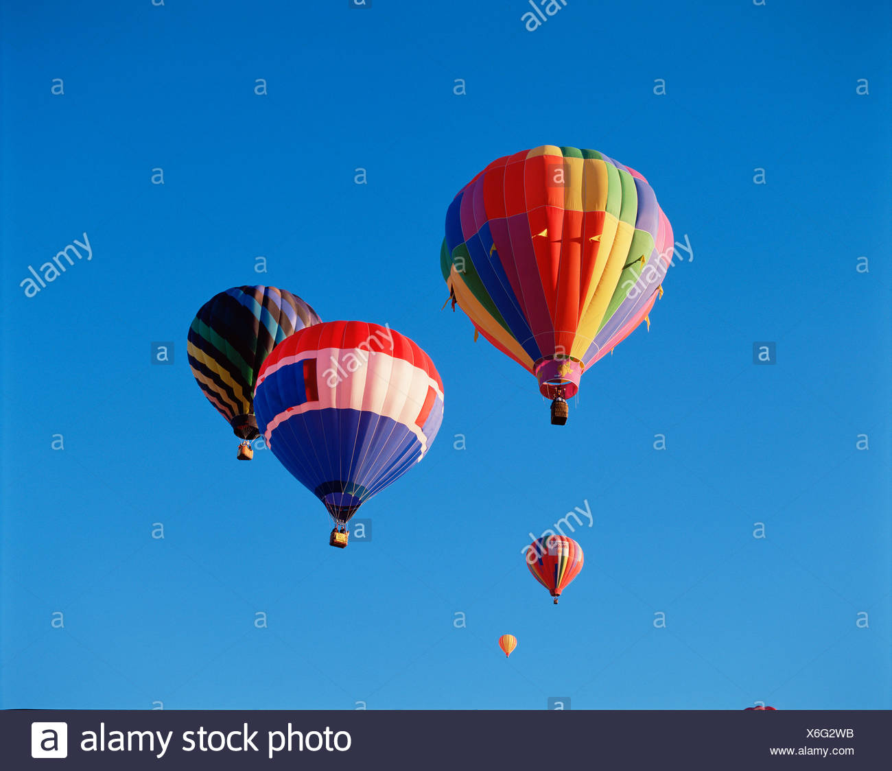 Palloni Ad Aria Calda.Angolo Basso Punto Di Vista I Palloni Ad Aria Calda In Volo Foto Stock Alamy