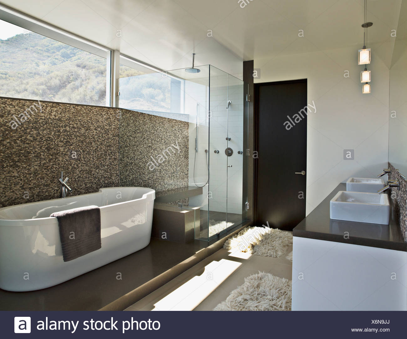 Bagno moderno con vasca da bagno foto & immagine stock: 279522394 ... Bagno moderno con vasca