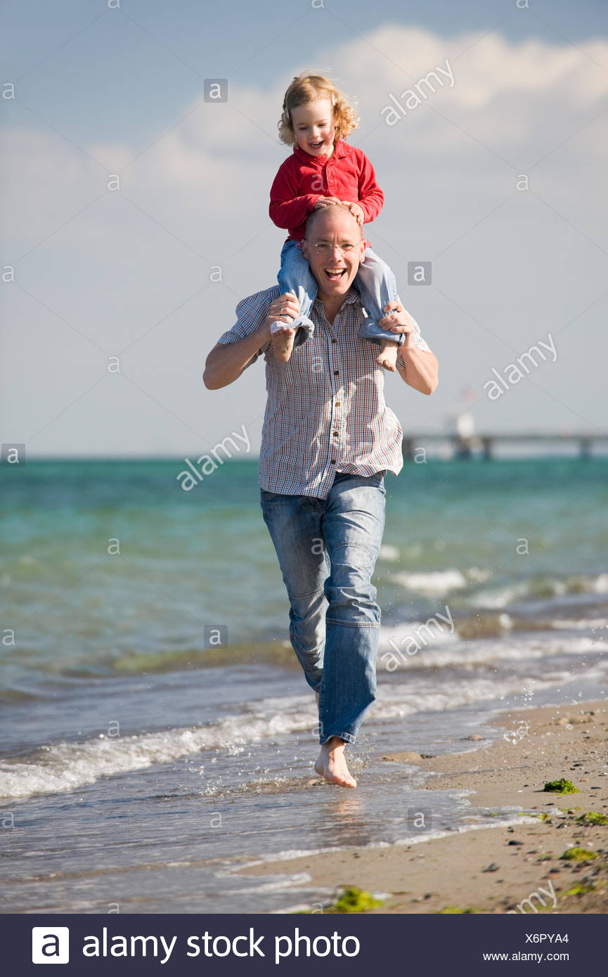 Padre con la figlia sulla spiaggia Foto Stock