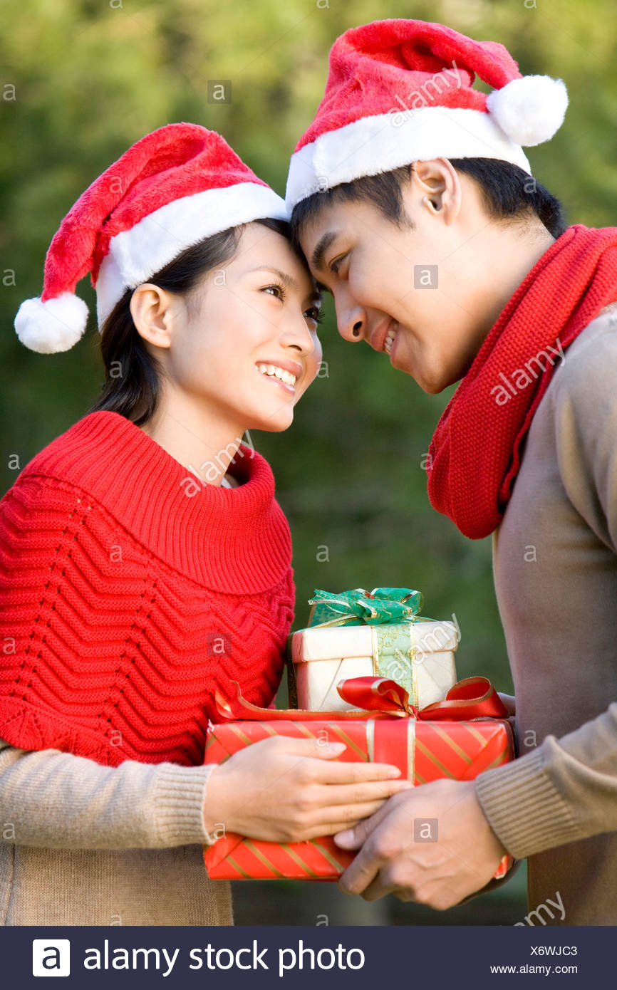 Regali Di Natale Per Giovani Coppie.Coppia Giovane Lo Scambio Di Regali Di Natale Foto Stock Alamy
