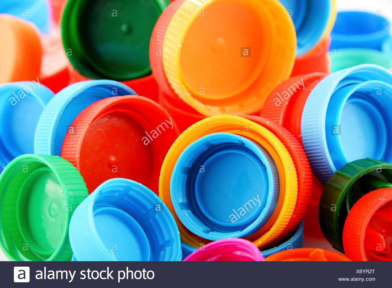 Composizione con plastica colorati i tappi di bottiglia Foto stock - Alamy