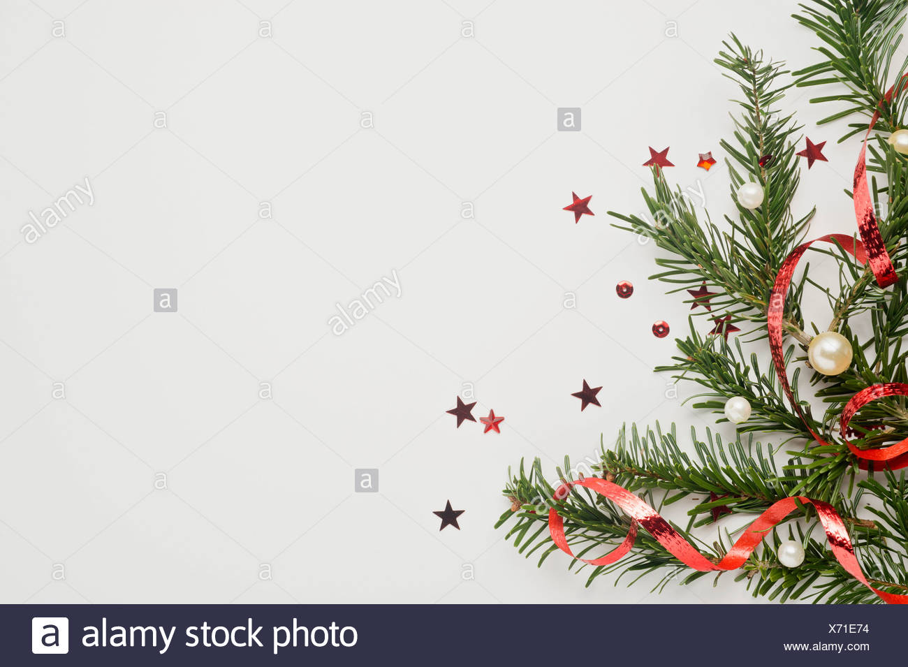 Sfondi Natalizi Bianchi.Le Decorazioni Di Natale Su Sfondo Bianco Foto Stock Alamy