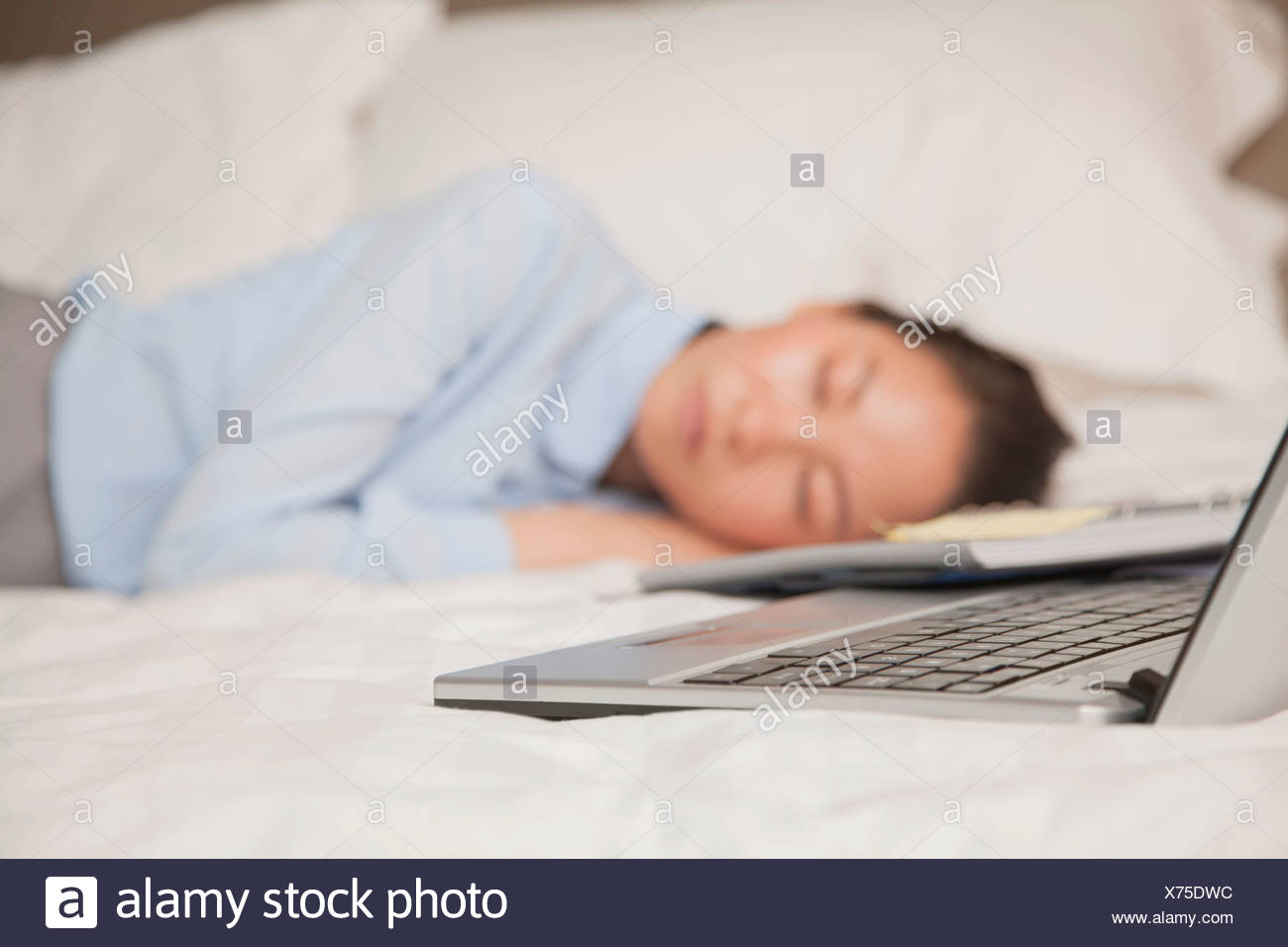 Oberati Di Lavoro Imprenditrice Nel Letto Con Il Suo Computer Portatile Foto Stock Alamy