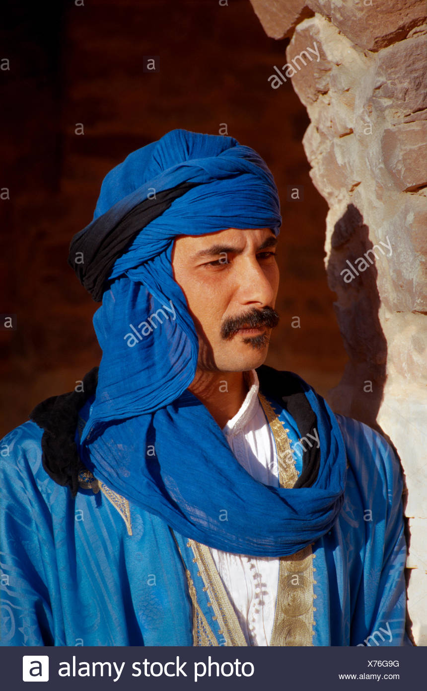 Ritratto Di Tuareg Uomo Vestito In Abiti Tradizionali Marocco Africa Foto Stock Alamy