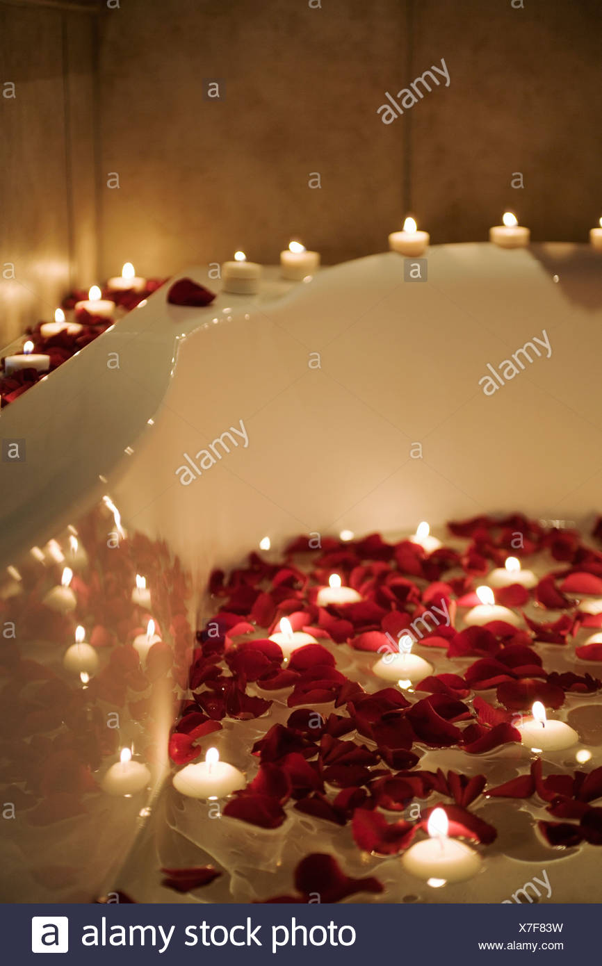 Scena Romantica Di Candele E Petali Di Rosa Nella Vasca Da Bagno Foto Stock Alamy