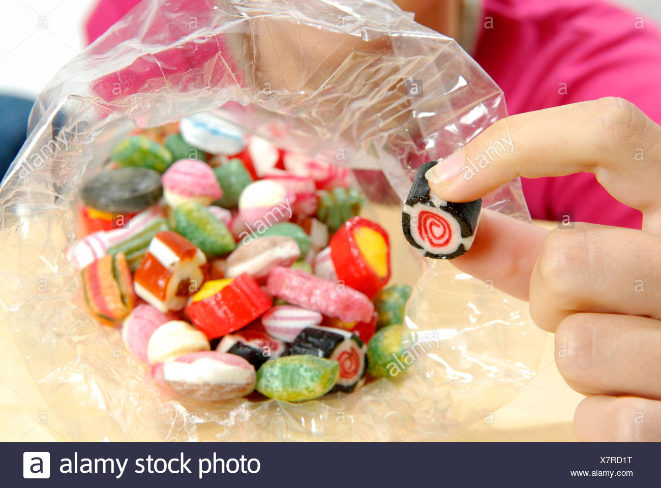 Умерший угощает конфетами. Угощайтесь конфетами. Угощает конфетой. Горсть конфет. Конфета на ладони.