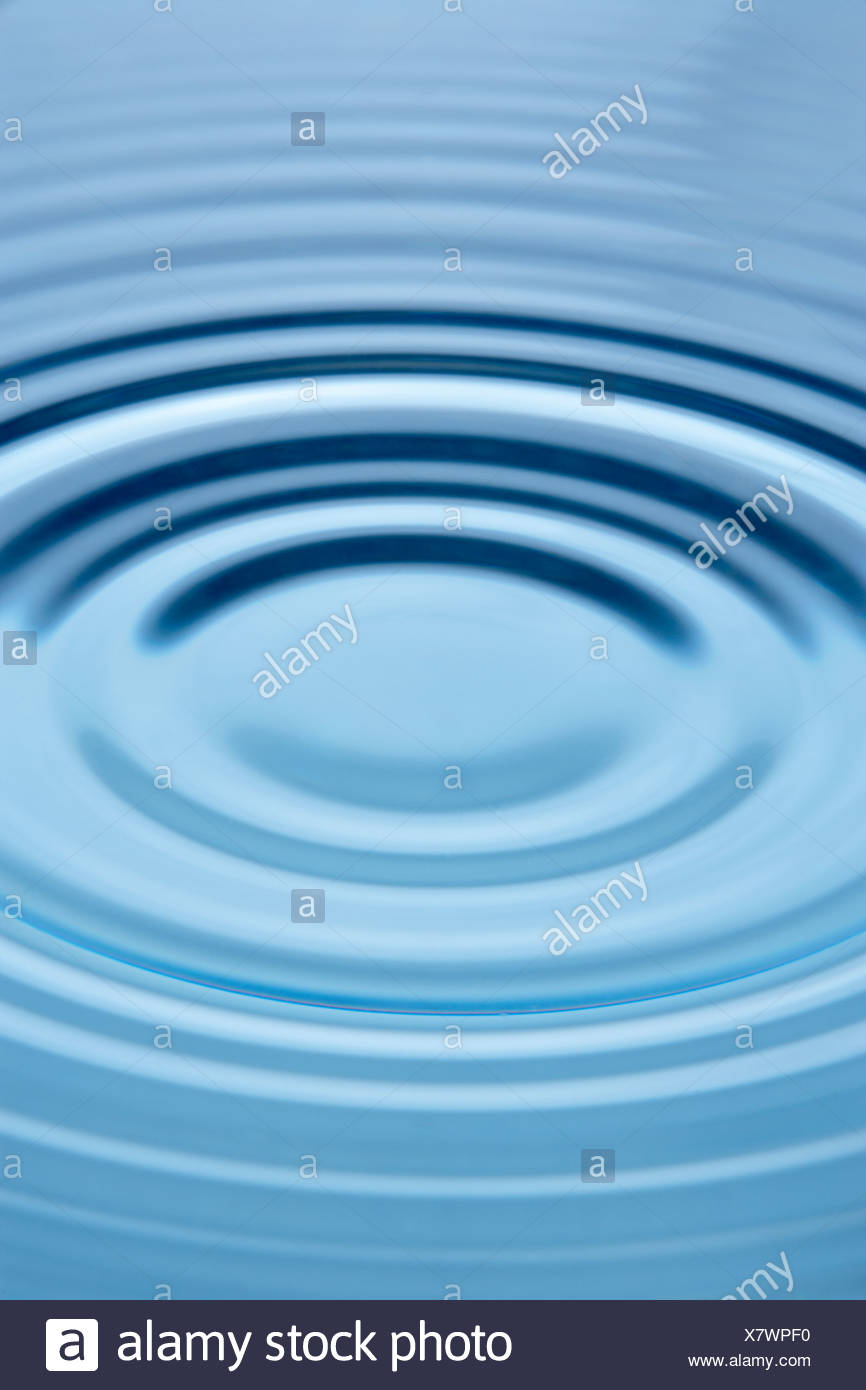 Cerchi concentrici che formano ancora in acqua Foto Stock