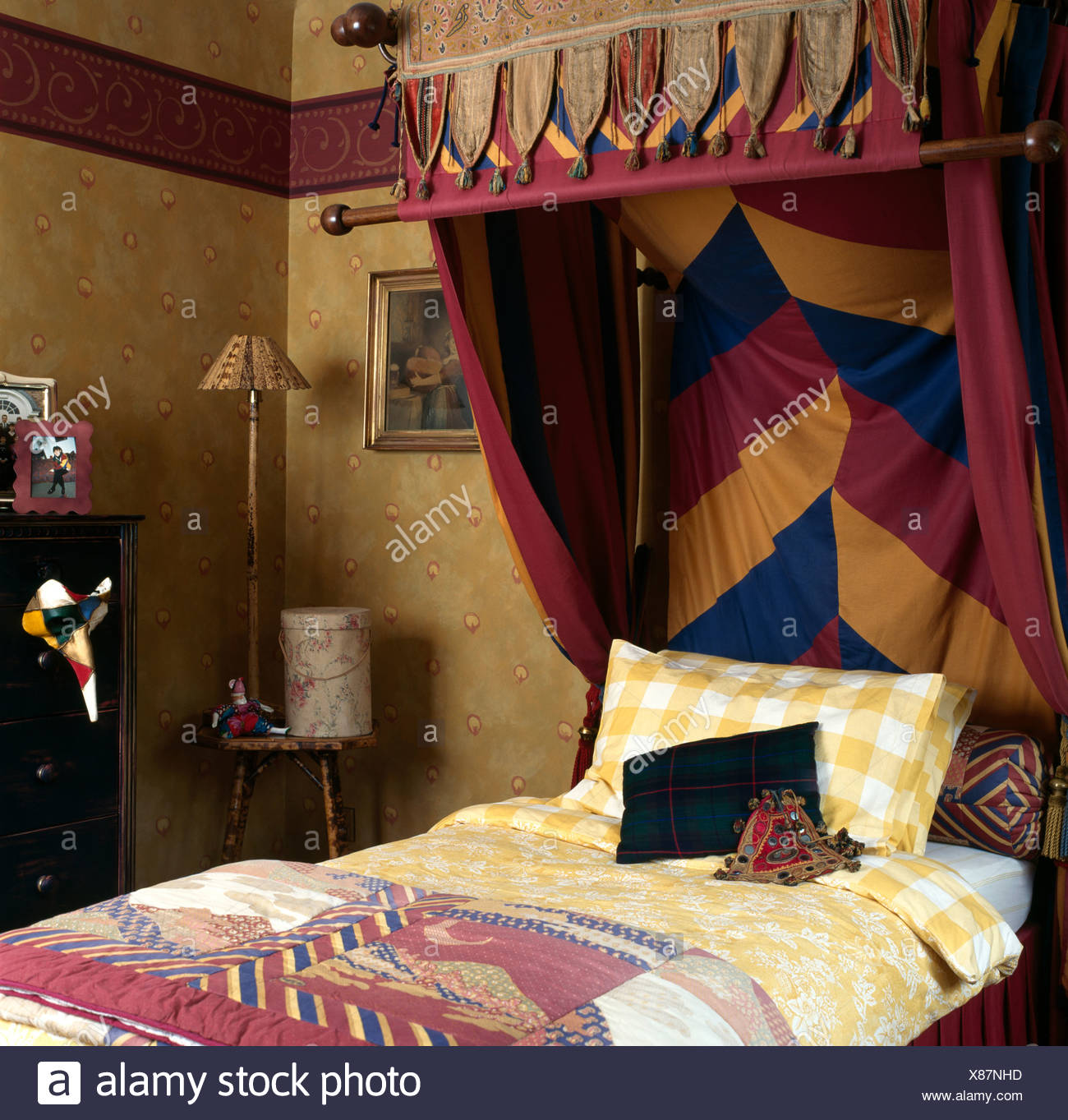 Tettoia con multi-drappi colorati sul letto con giallo controllato ... Tettoia con multi-drappi colorati sul letto con giallo controllato ...