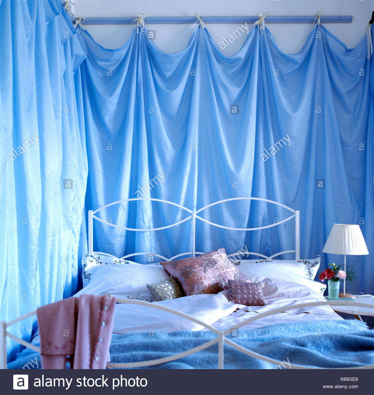 Primo piano angolo della camera da letto con tessuto blu ... Primo piano angolo della camera da letto con tessuto blu ...