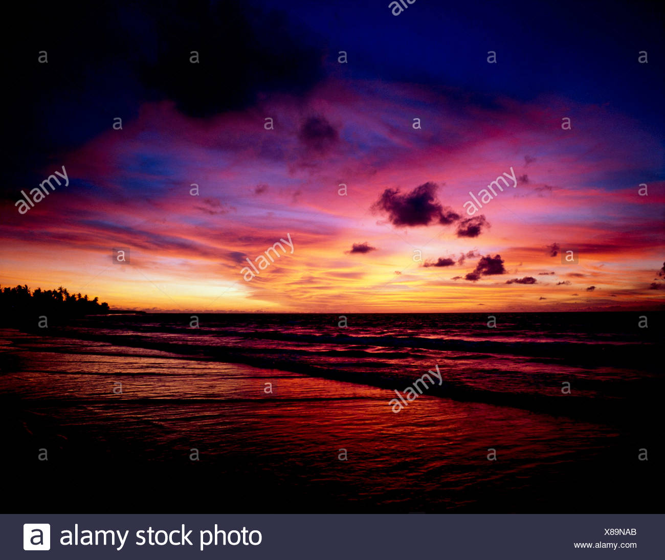La spiaggia di kuta beach al tramonto,Bali, Indonesia Foto Stock