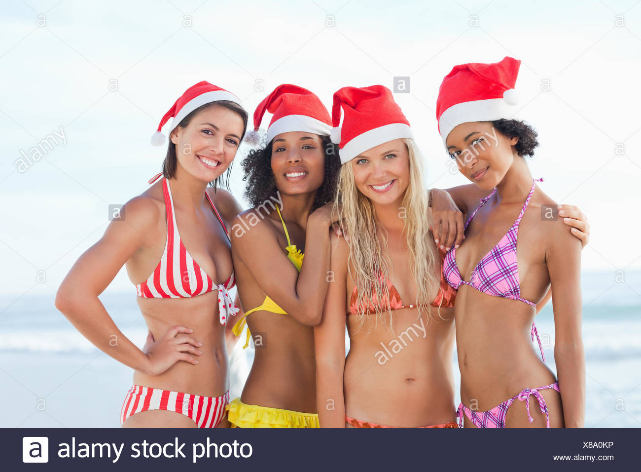 Mettere Cappello Di Natale Ad Una Foto.Quattro Donne Rosso Da Indossare Cappelli Di Babbo Natale Mentre In Piedi Su Una Spiaggia In Bikini Foto Stock Alamy