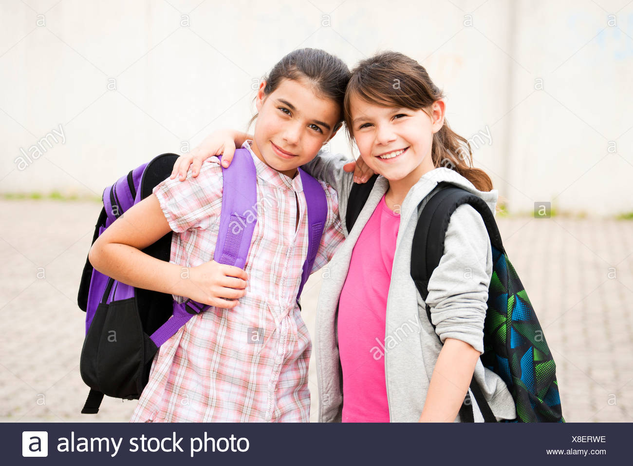 Girlfriends Arm In Arm Immagini E Fotos Stock Alamy