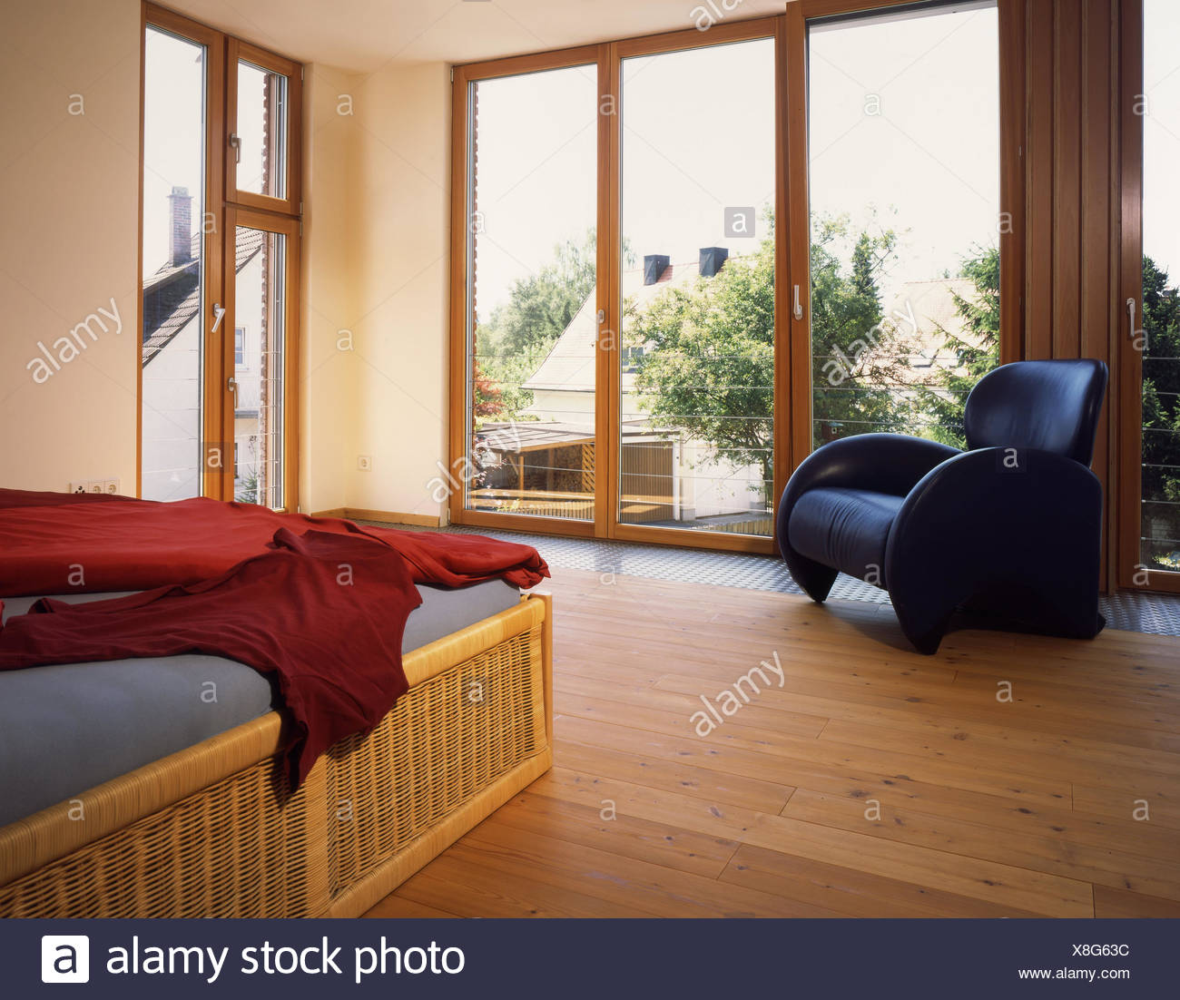 Camera da letto, finestra, letto, vista, pavimento in legno e vimini ... Camera da letto, finestra, letto, vista, pavimento in legno e vimini ...
