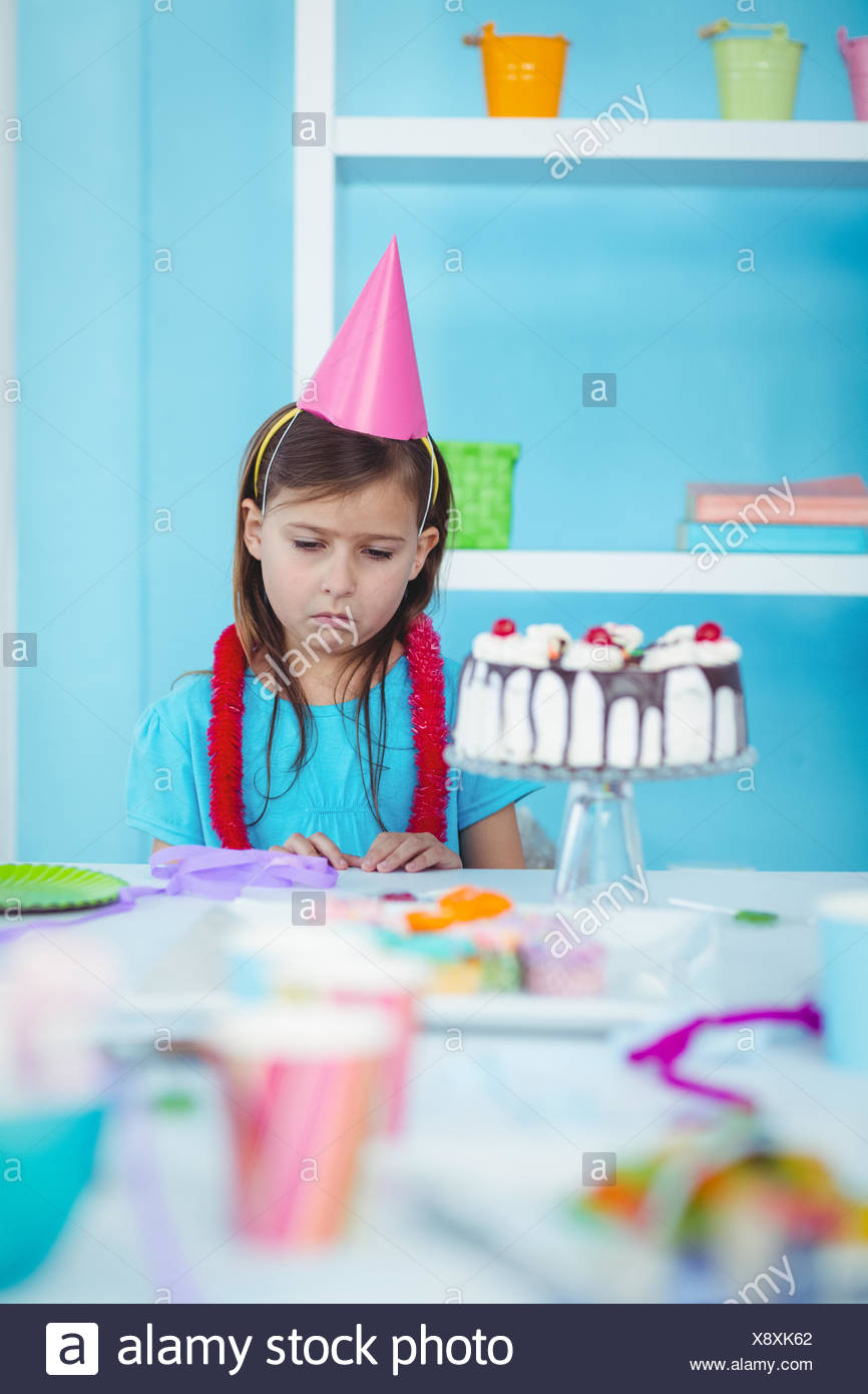 Triste Kid Da Solo Presso La Sua Festa Di Compleanno Foto Stock Alamy