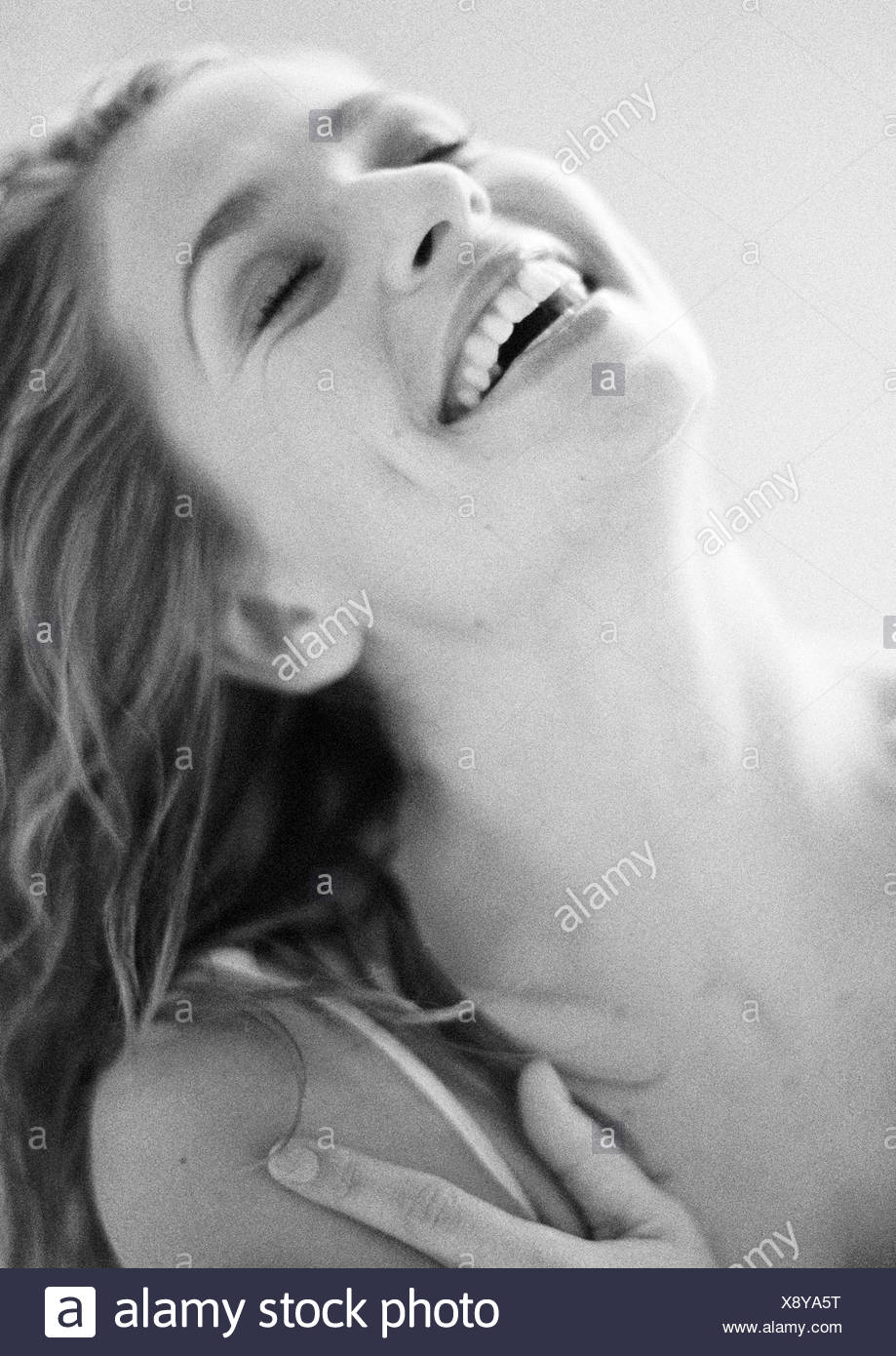 Donna Che Ride Con Gli Occhi Chiusi E La Testa Indietro Close Up Ritratto In Bianco E Nero Foto Stock Alamy