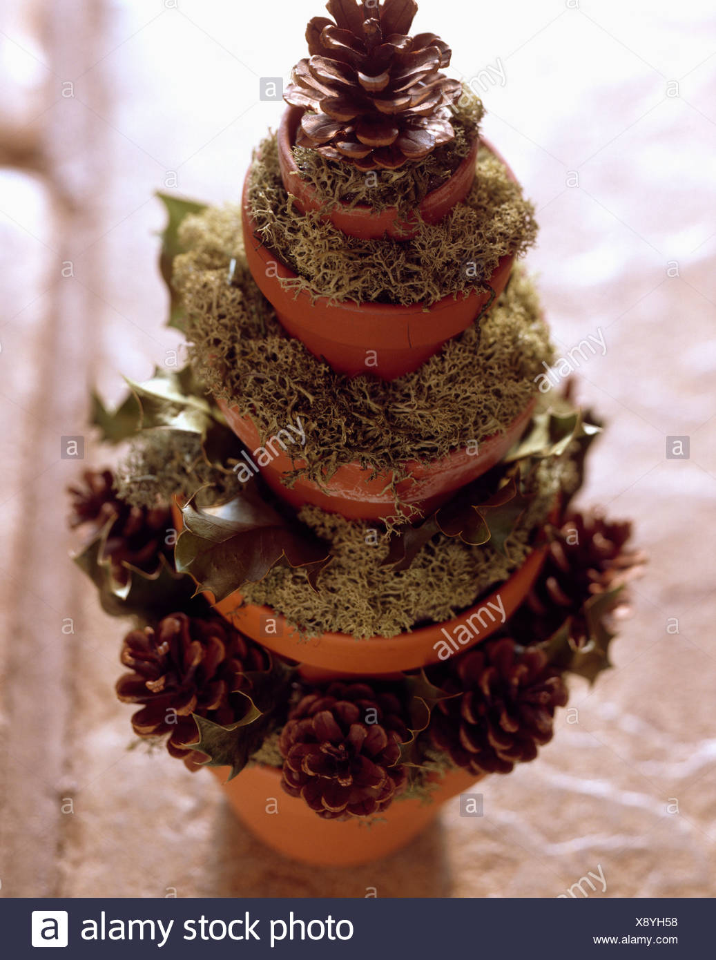 Albero Di Natale Fatto Con Le Pigne.Close Up Di Albero Di Natale Fatto Dalla Pila Di Fioriere Con Il Muschio E Pigne Foto Stock Alamy